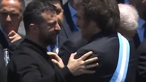 El gigantesco abrazo entre Zelenski y Milei es tendencia