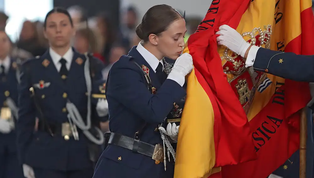 Alumnos de la Academia Básica del Aire de León besan y juran bandera