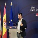 El secretario regional del PSOE, Luis Tudanca, atiende a los periodistas en las Cortes