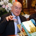 El alcalde de Valladolid, Jesús Julio Carnero, y Javier Burrieza, historiador y profesor titular de Historia Moderna de la Universidad de Valladolid, durante la presentación del libro que narra la historia de la Cofradía de la Vera Cruz