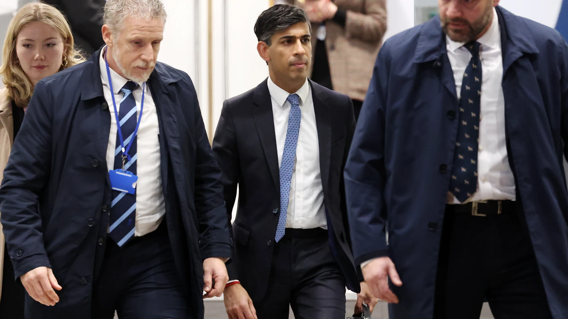 London (United Kingdom), 11/12/2023.- British Prime Minister Rishi Sunak (C) departs the UK Covid Inquiry in London, Britain, 11 December 2023. Sunak was giving evidence over the UK government'Äôs handling of the Covid-19 pandemic. (Reino Unido, Londres) EFE/EPA/ANDY RAIN