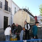 Vecinos de las comarcas cordobesas El Guadiato y Los Pedroches se abastecen de agua en camiones cisterna
