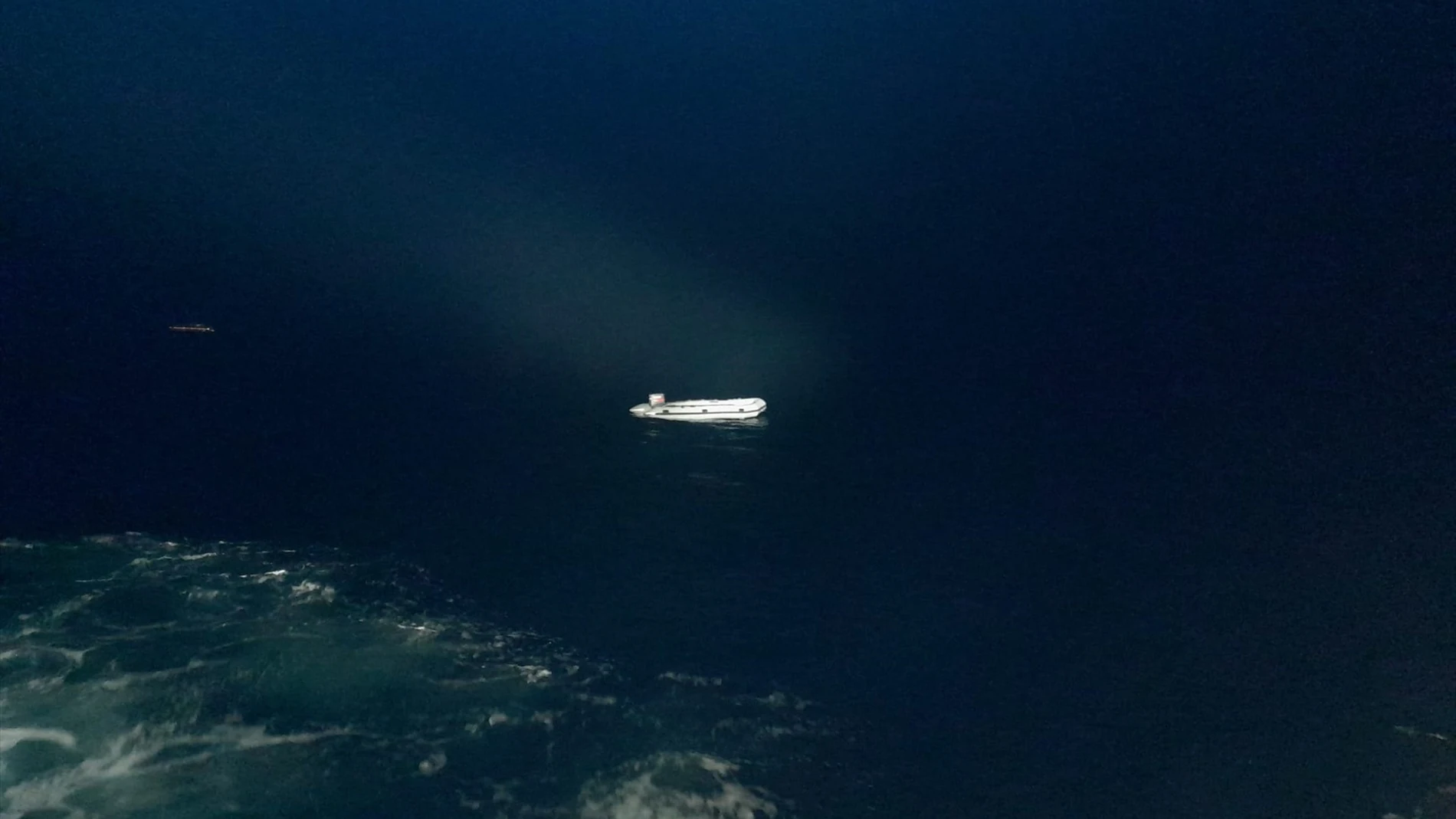 Embarcación neumática rescatada este lunes en aguas de Almería, en Punta Polacra