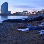Open Arms recrea un naufragio en la playa de la Barceloneta 