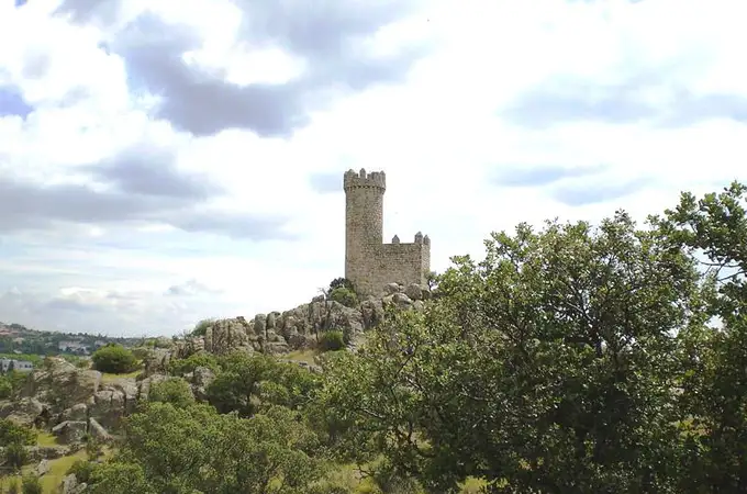 Este es el castillo que se ve desde la A-6 a la altura de Torrelodones y que suscita mucha curiosidad a los viajeros