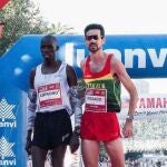 El español Ricardo Rosado ayuda en la línea de meta al keniata Kimtai Kiprono en la maratón de Málaga