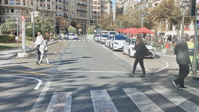 Nueva parada de la EMT junto a la fuente de la plaza del Ayuntamiento, en Valencia