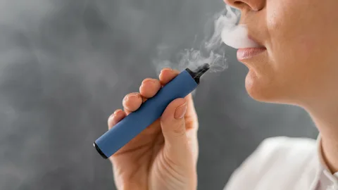 Una fumadora de cigarrillo electrónico