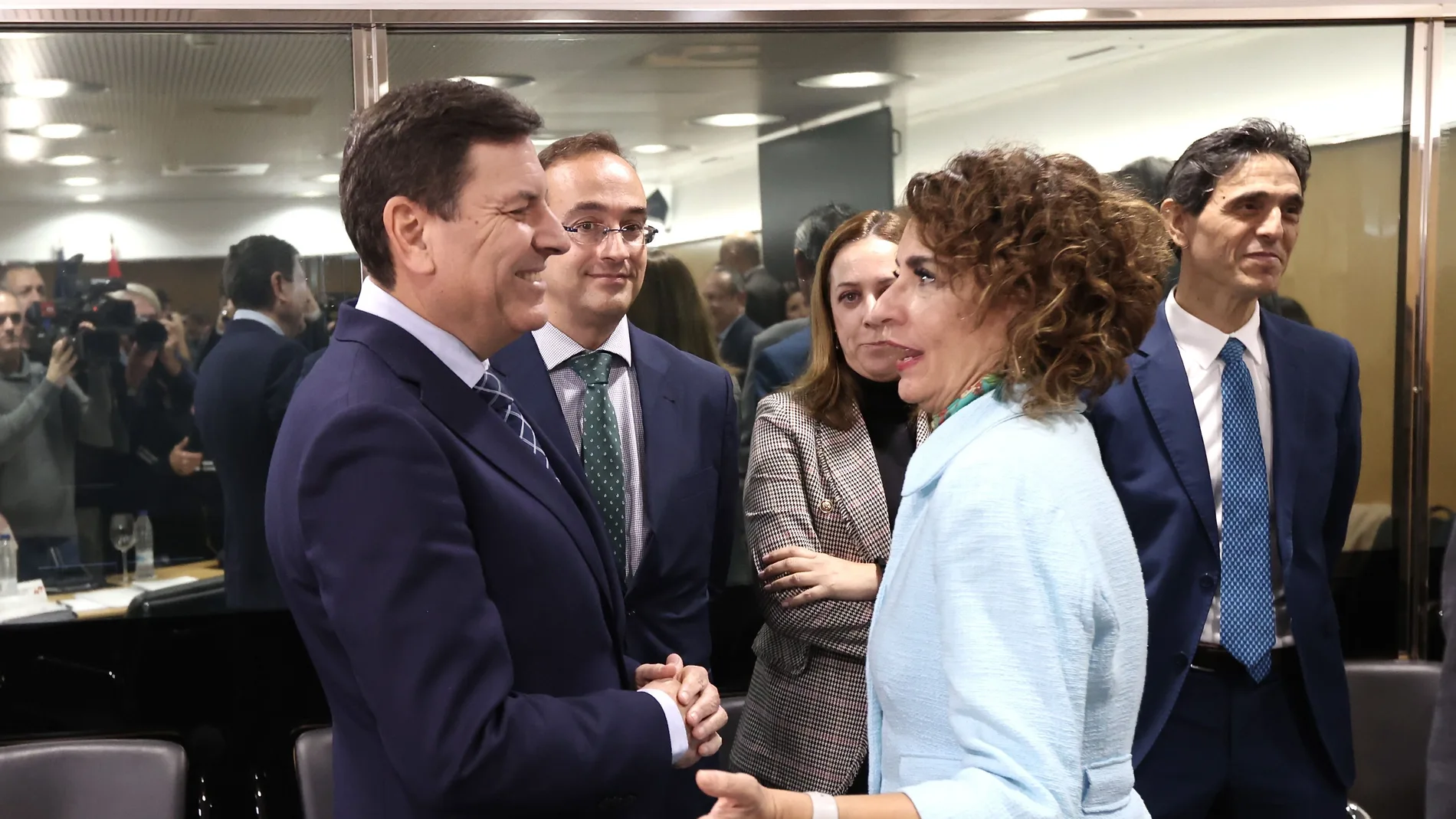 El consejero de Economía y Hacienda, Carlos Fernández Carriedo,saluda a la ministra de Hacienda, María Jesús Montero, al comienzo del pleno del Consejo de Política Fiscal y Financiera.
