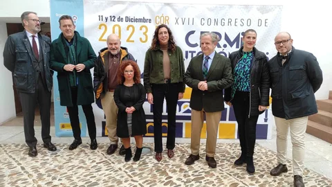 Loles López (centro), con las autoridades responsables del Cermi