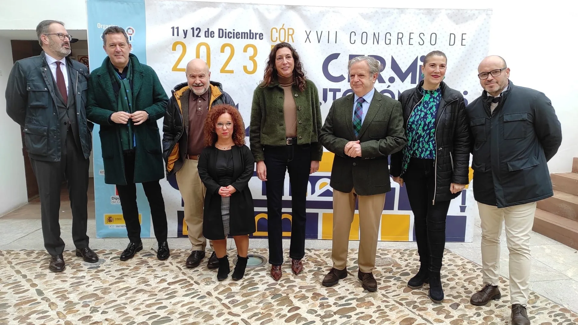 Loles López (centro), con las autoridades responsables del Cermi
