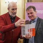 Rafael Sáiz entrega el archivo al presidente de la Diputación de Burgos, Borja Suárez