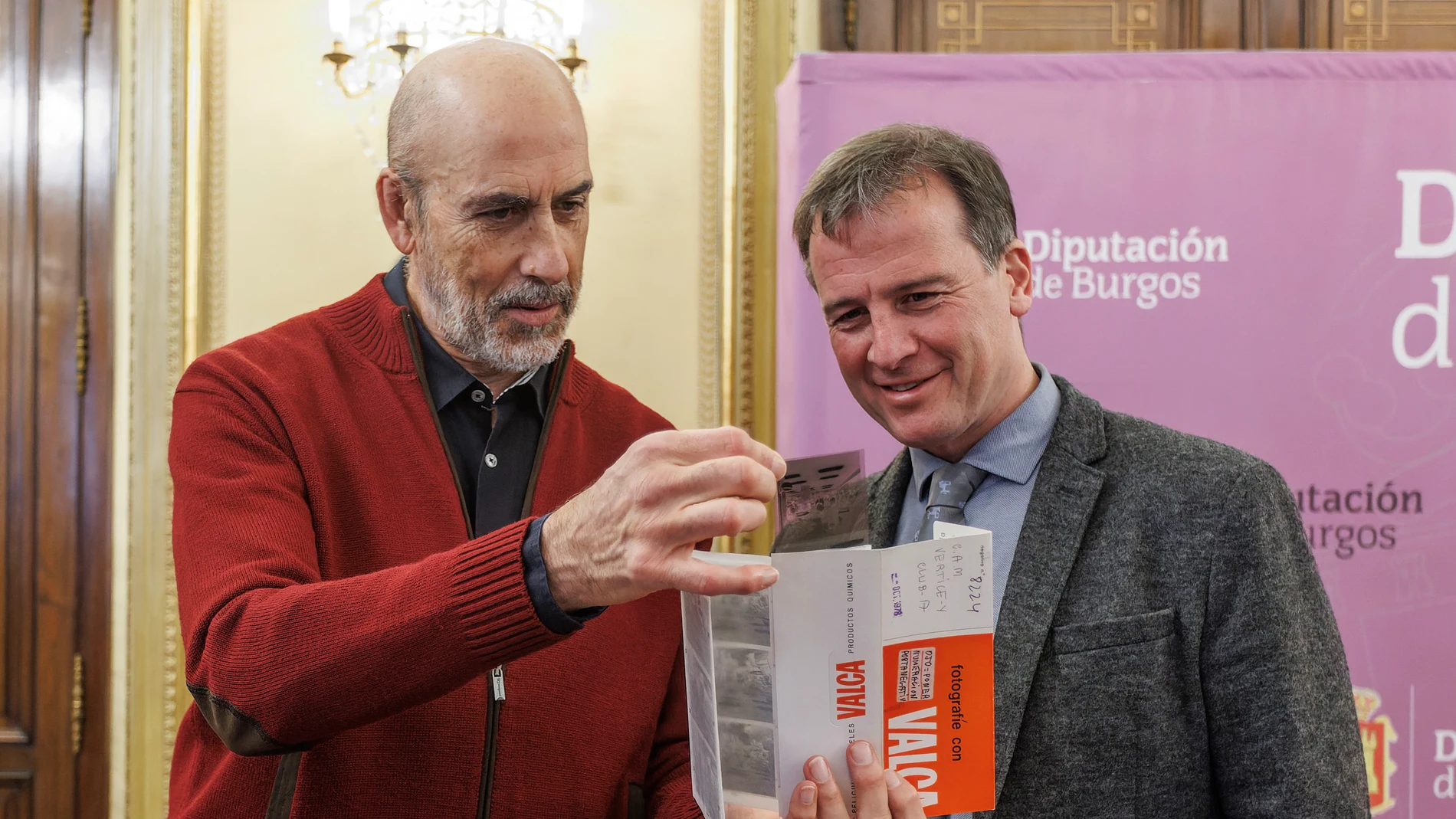 Rafael Sáiz entrega el archivo al presidente de la Diputación de Burgos, Borja Suárez