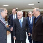 El Duque de Soria, Don Carlos Zurita, saluda al rector Antonio Largo, en presencia de Rafael Benjumea y Martín Garzo