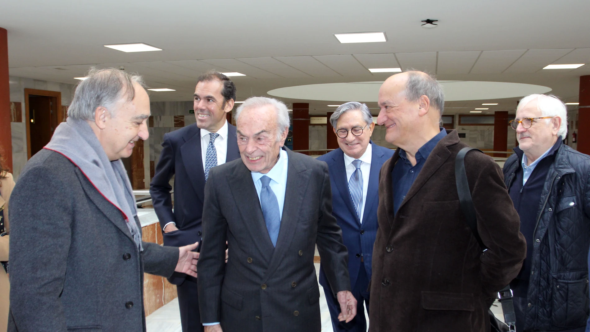El Duque de Soria, Don Carlos Zurita, saluda al rector Antonio Largo, en presencia de Rafael Benjumea y Martín Garzo
