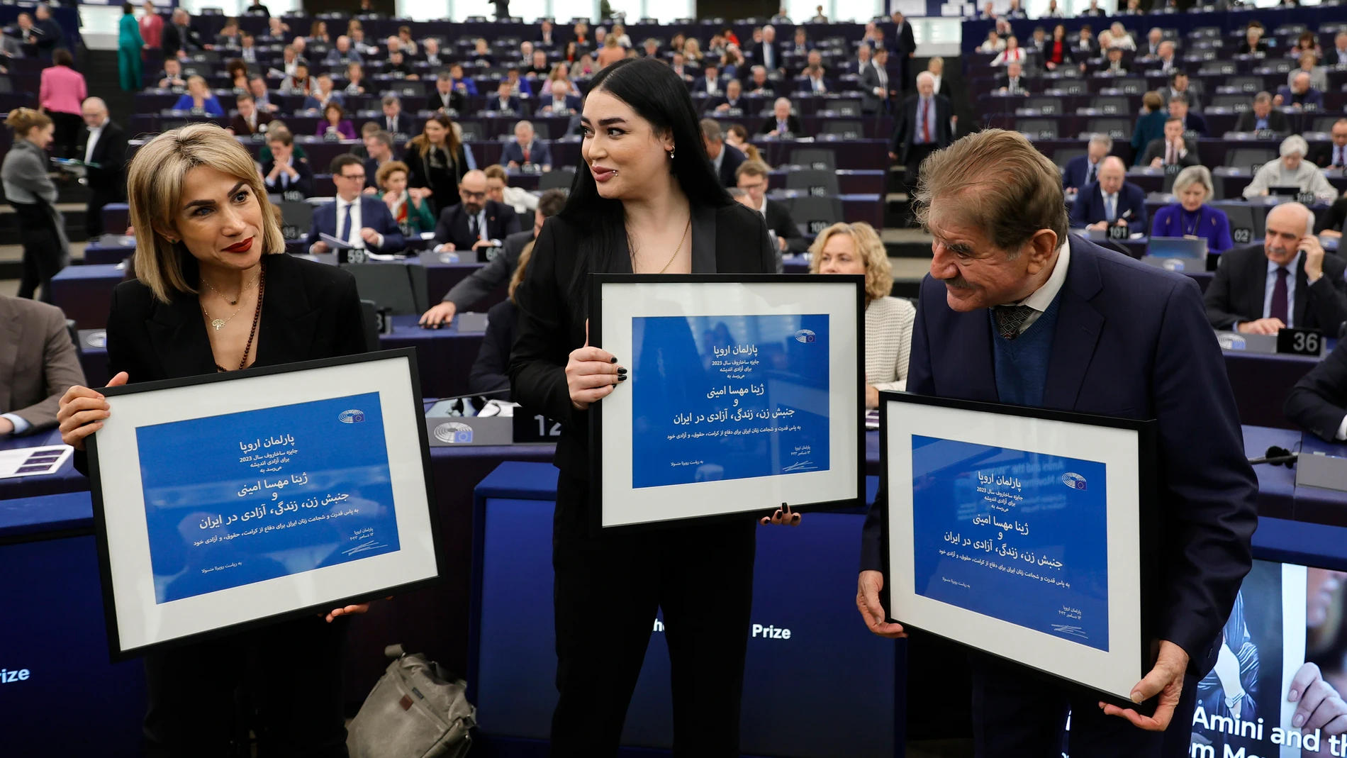 Los activistas iraníes Mersedeh Shahinkar (i) y Afsoon Najafi, y Saleh Nikbakht , abogado que representa a la familia de Mahsa Amini, durante la ceremonia de entrega del Premio Sájarov en el Parlamento Europeo en Estrasburgo, Francia, este 12 de diciembre de 2023. El Parlamento Europeo ha concedido el Premio Sájarov 2023 a la Libertad de Conciencia a la fallecida Jina Mahsa Amini y al movimiento "Mujer, Vida, Libertad" de Irán. EFE/RONALD WITTEK