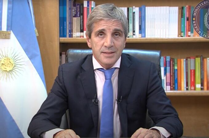 El ministro de Economía argentino, Luis Caputo, al presentar las primeras medidas del paquete de urgencia económica