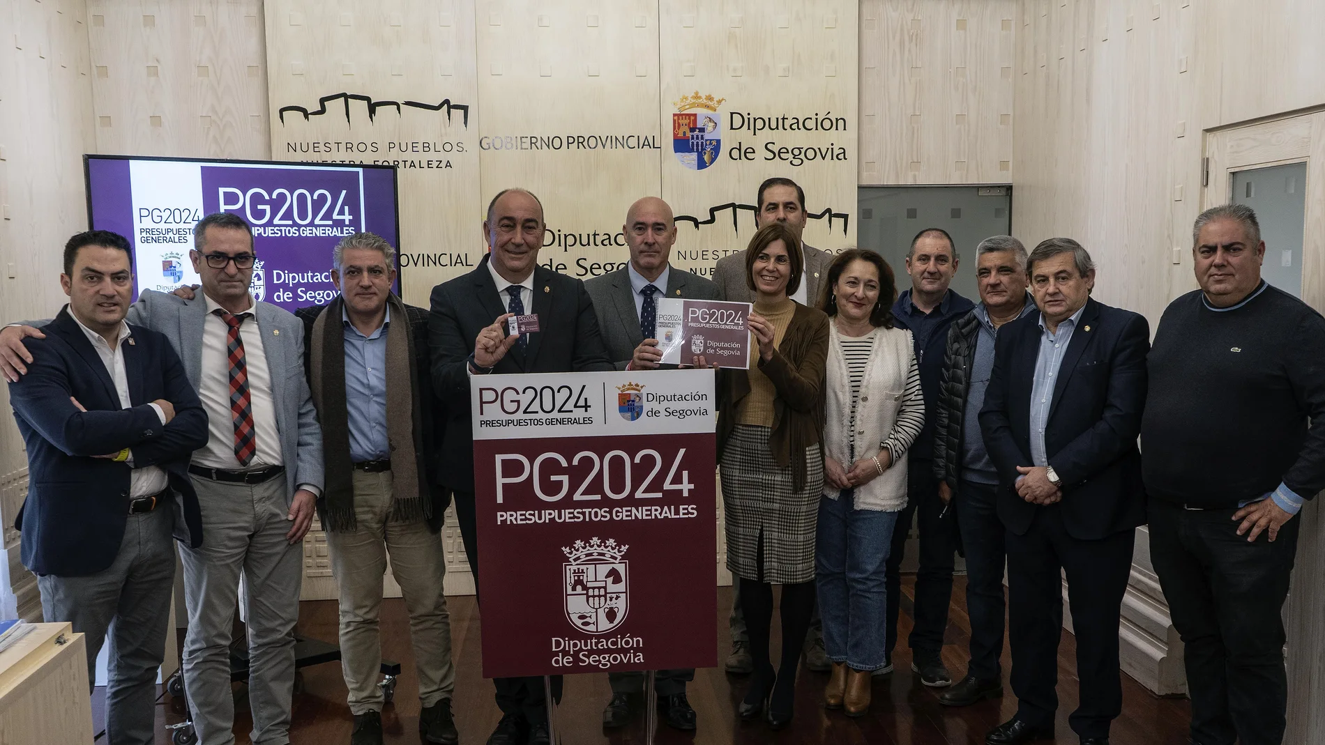 El presidente de la Diputación de Segovia, Miguel Ángel de Vicente, presenta los presupuestos de 2024 junto a su equipo