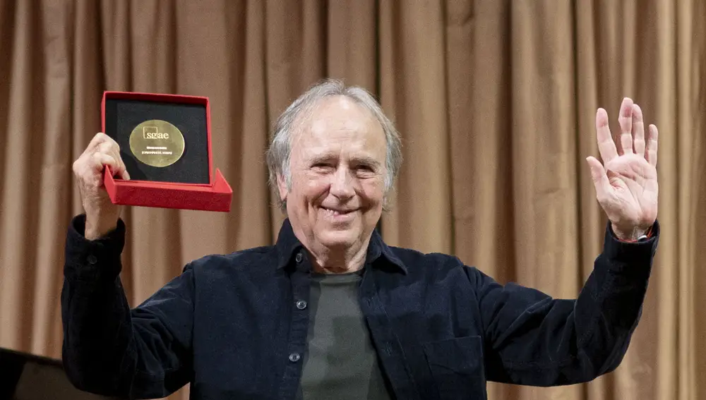 El cantautor Joan Manuel Serrat recibe la Medalla de Honor de la SGAE, en la sede de la SGAE en Madrid, a 12 de diciembre de 2023, en Madrid (España).