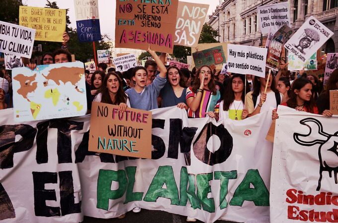 Miles de estudiantes se manifiestan contra el cambio climático en Madrid