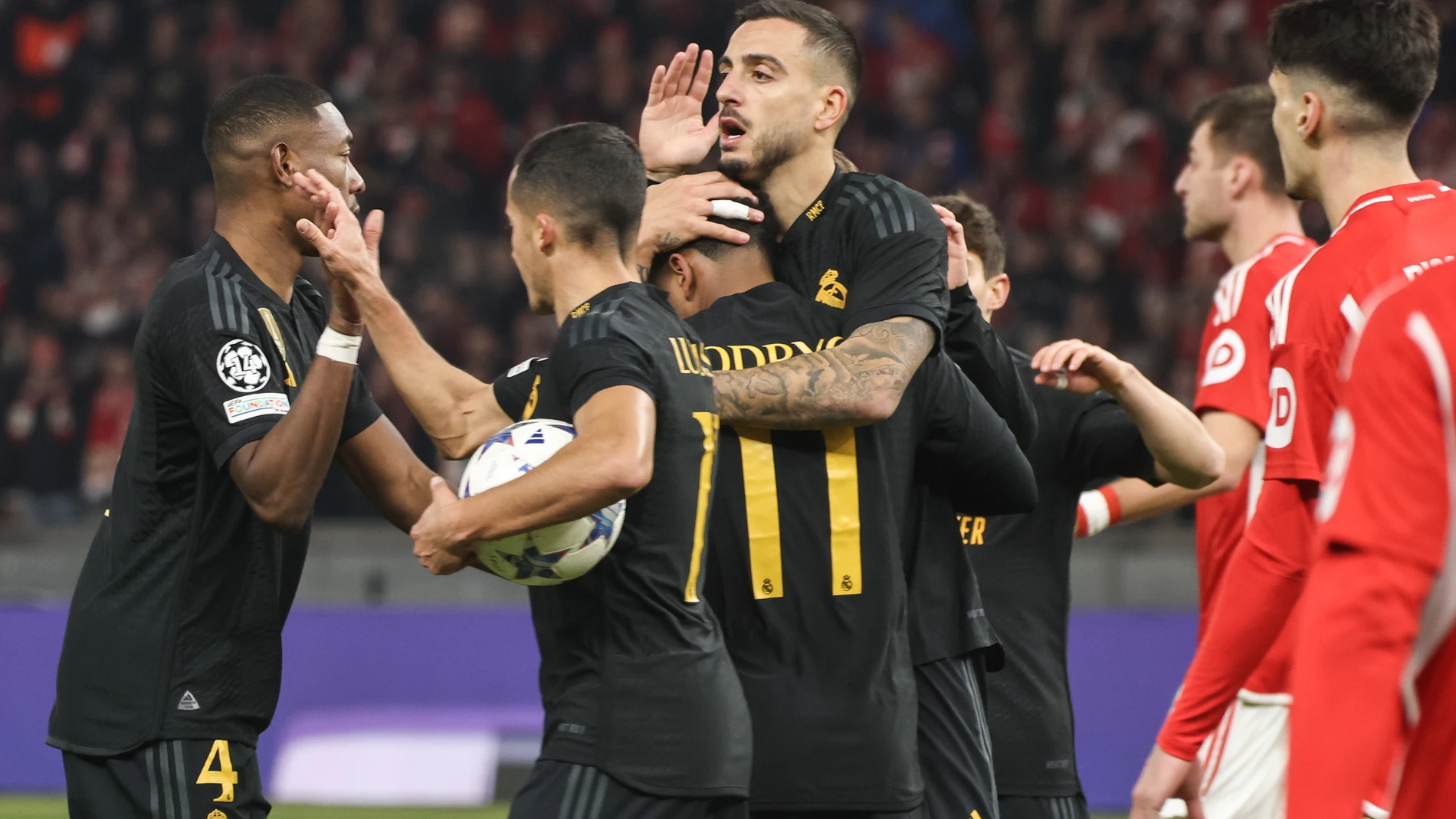 Berlin (Gemany), 12/12/2023.- Madrid's Joselu celebrates with team mates after scoring a goal during the UEFA Champions League group stage match between Union Berlin and Real Madrid, in Berlin, Germany, 12 December 2023. (Liga de Campeones, Alemania) EFE/EPA/CLEMENS BILAN 