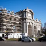 Retiran completamente la lona de la Puerta de Alcalá y ahora se centran en la conservación del monumento