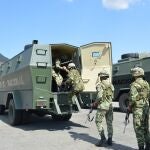 Militares colombianos subiendo a uno de los vehículos Titan