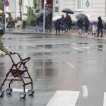 Una pensionista cruza un paso de cebra en Bilbao. 