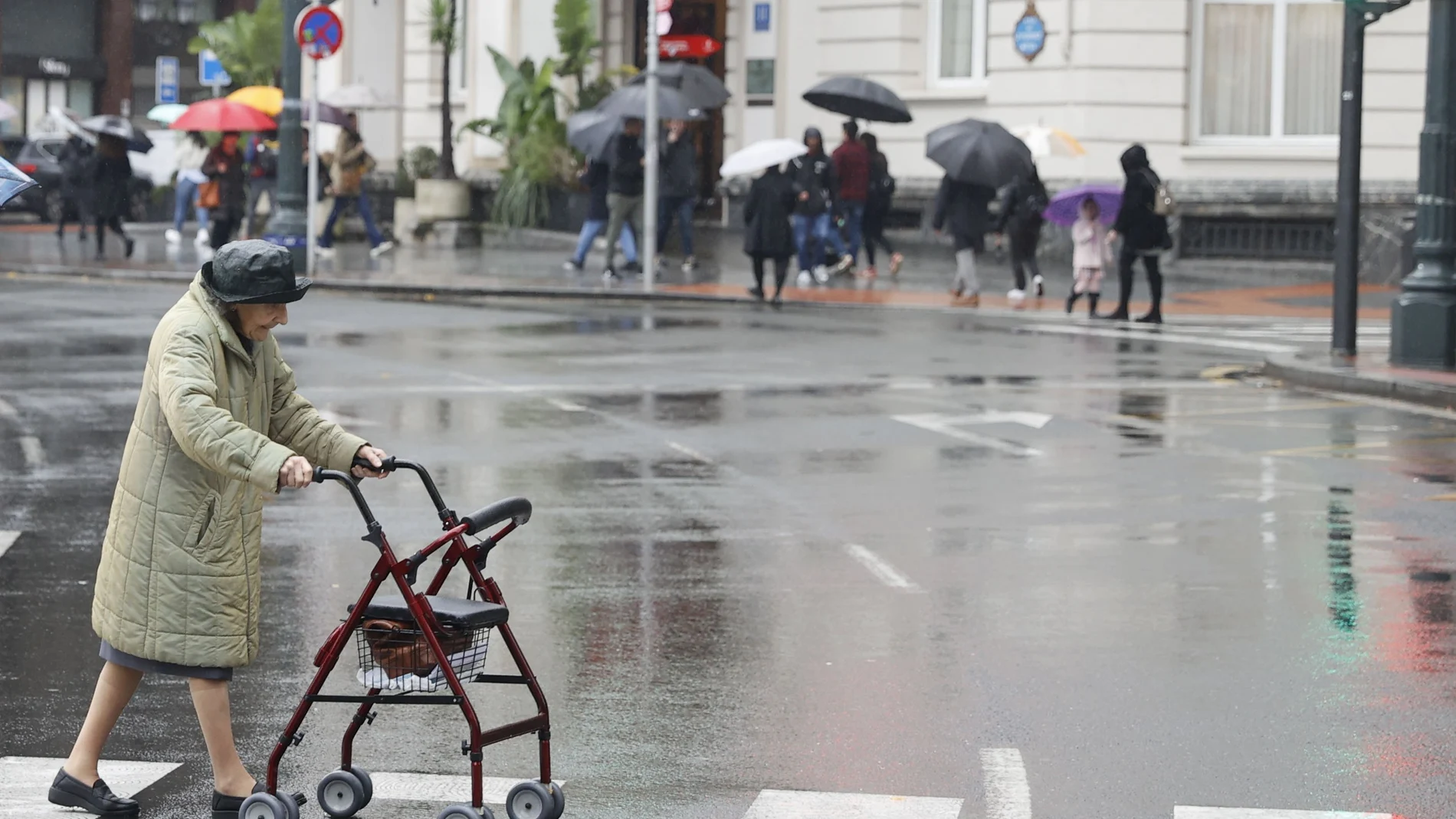 Una pensionista cruza un paso de cebra en Bilbao. 