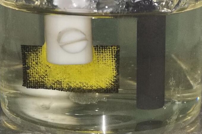 En amarillo el uranio capturado en agua de mar con el nuevo método.