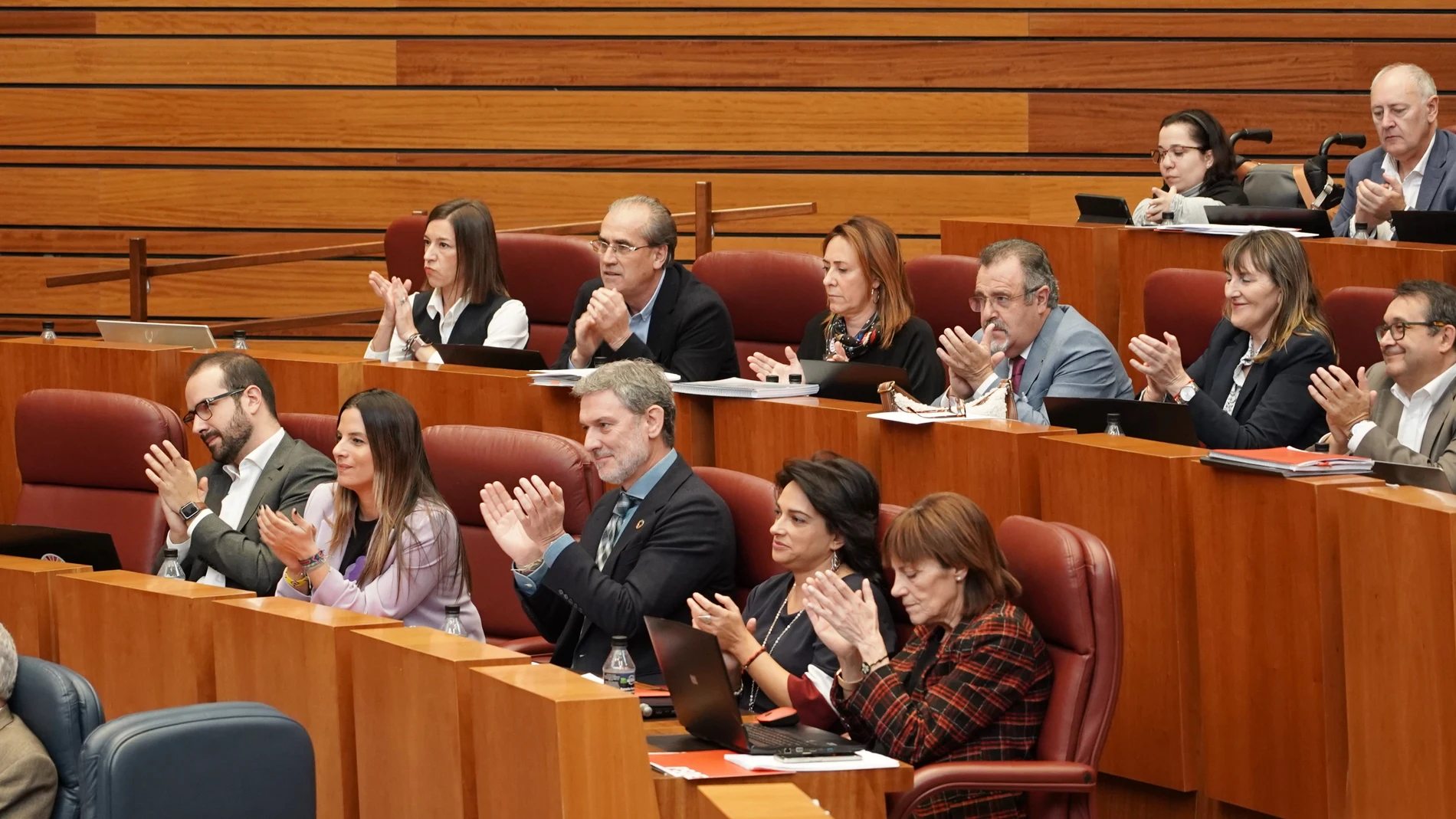 Procuradores socialistas en un pleno de las Cortes