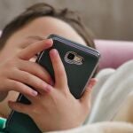 Madrid, Galicia, C-LM y Andalucía ya prohíben el uso de móviles en colegios 