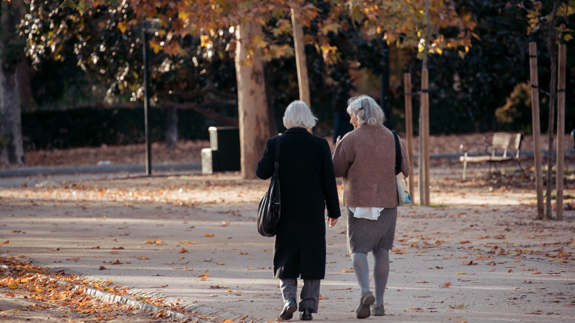 Dos mujeres mayores pasean por un parque