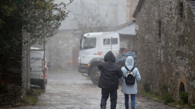 Dos personas abrigadas ante el frío polar en la Comunidad