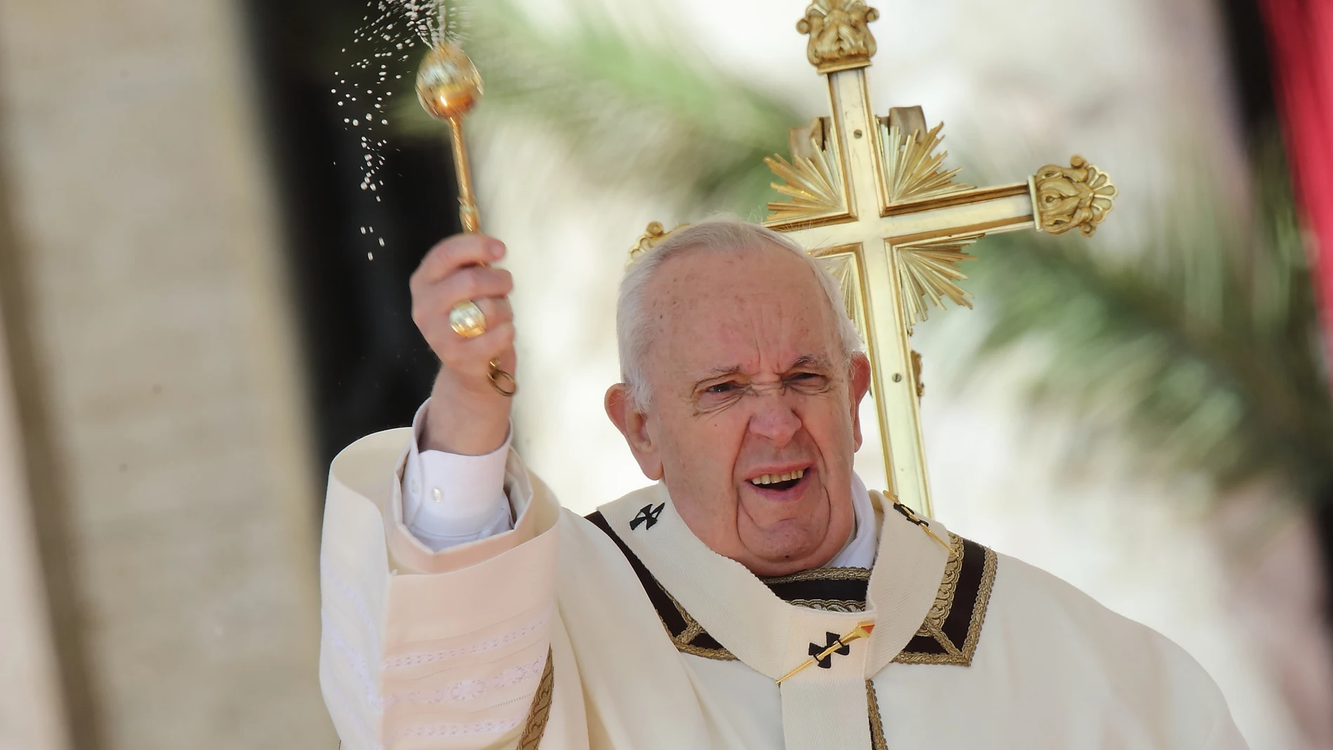 El Papa Francisco reparte agua bendita con el acetre