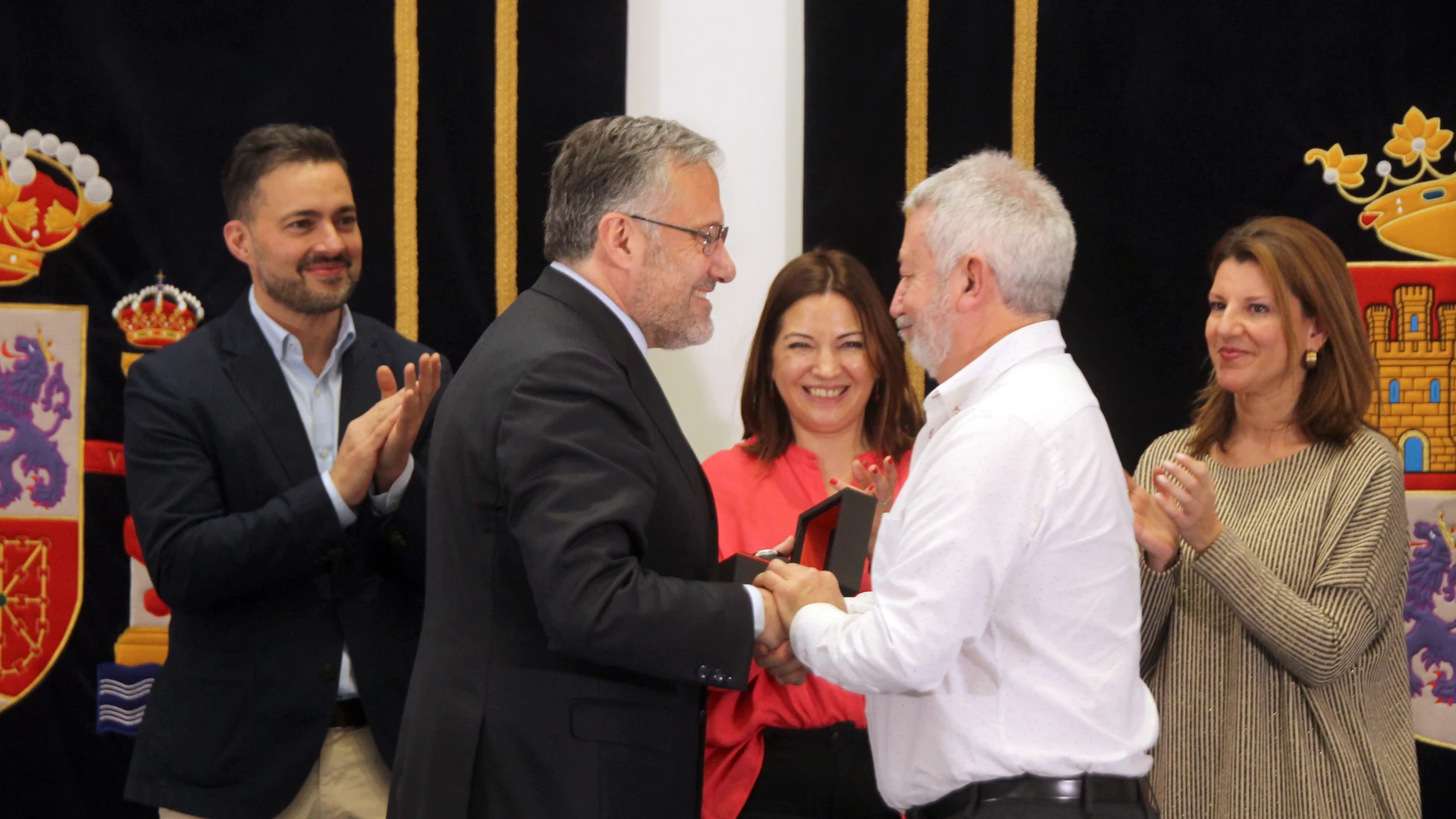 El presidente de las Cortes regionales, Carlos Pollán, entrega una de las distinciones