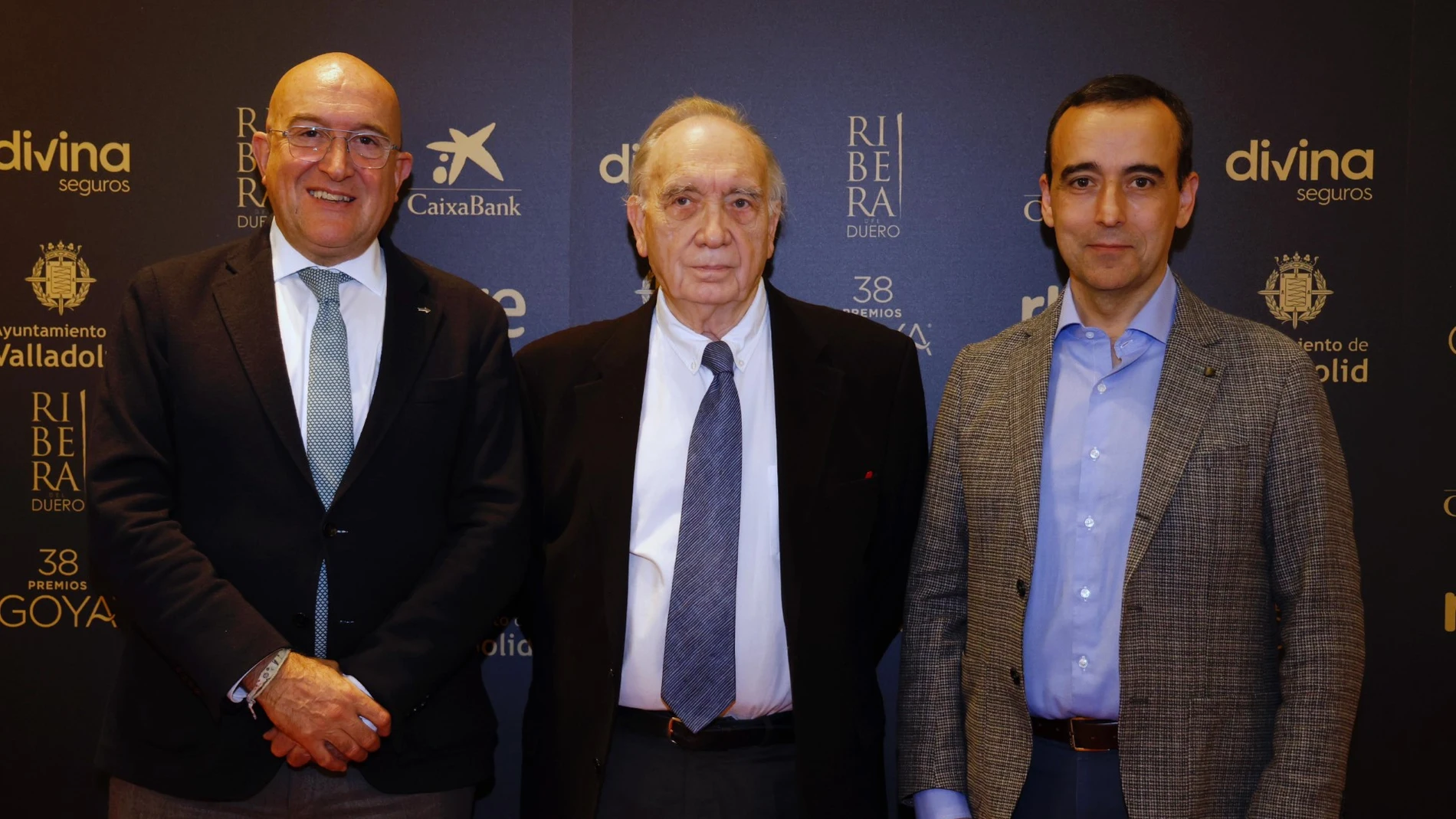(De izquierda a derecha: Jesús Julio Carnero, alcalde de Valladolid; Fernando Méndez-Leite, presidente de la Academia de Cine; y Miguel Sanz, director general de la D.O. Ribera del Duero