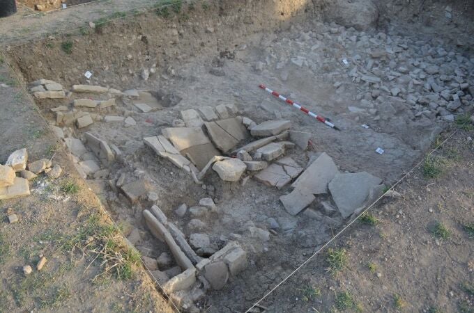 Excavada una necrópolis con once tumbas junto a los restos de la muralla tardoantigua de Itálica
