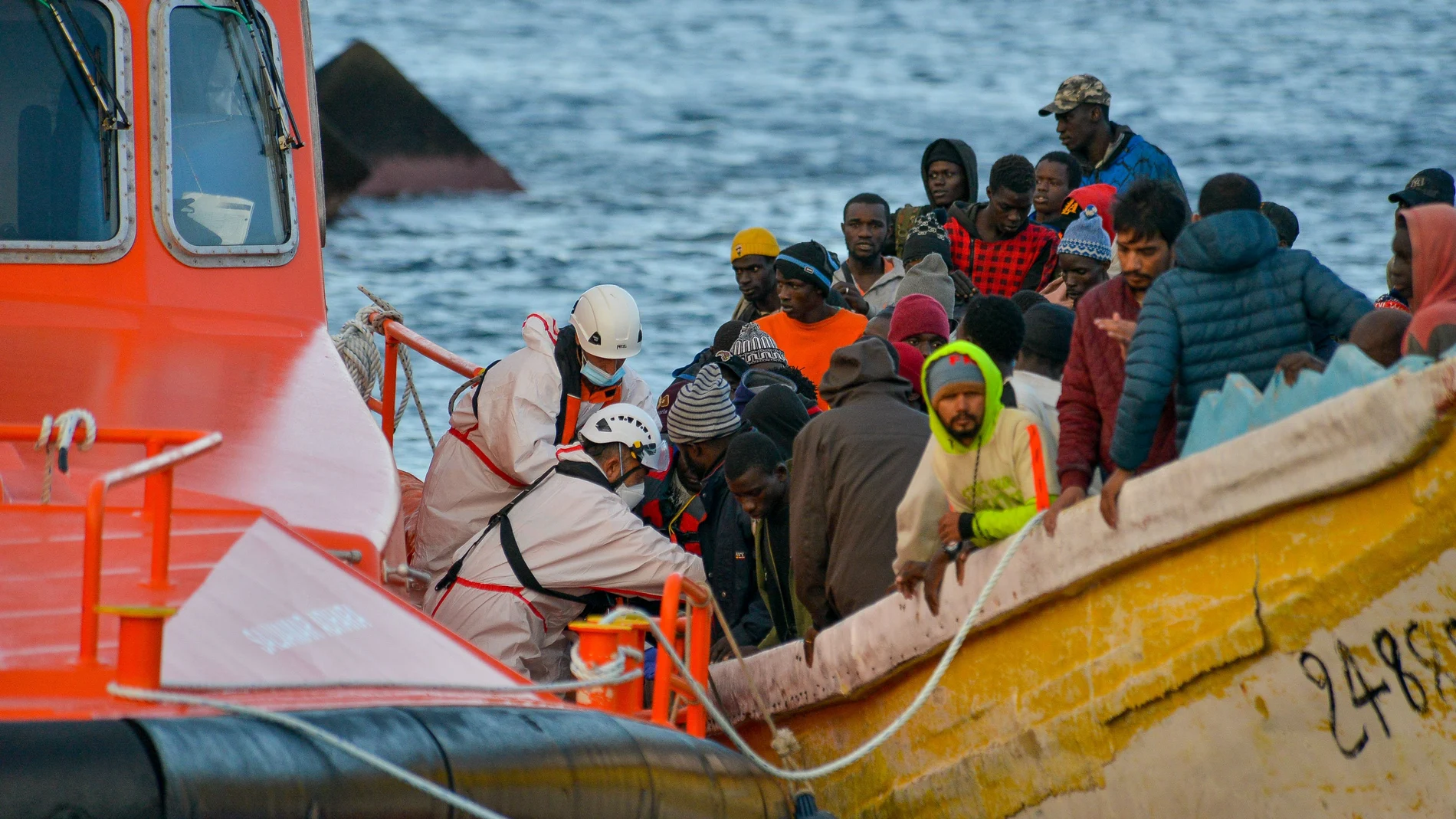 Salvamento Marítimo durante su labor humanitaria