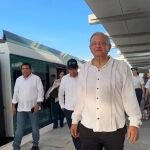 El presidente mexicano, Andrés Manuel López Obrador, junto al Tren Maya
