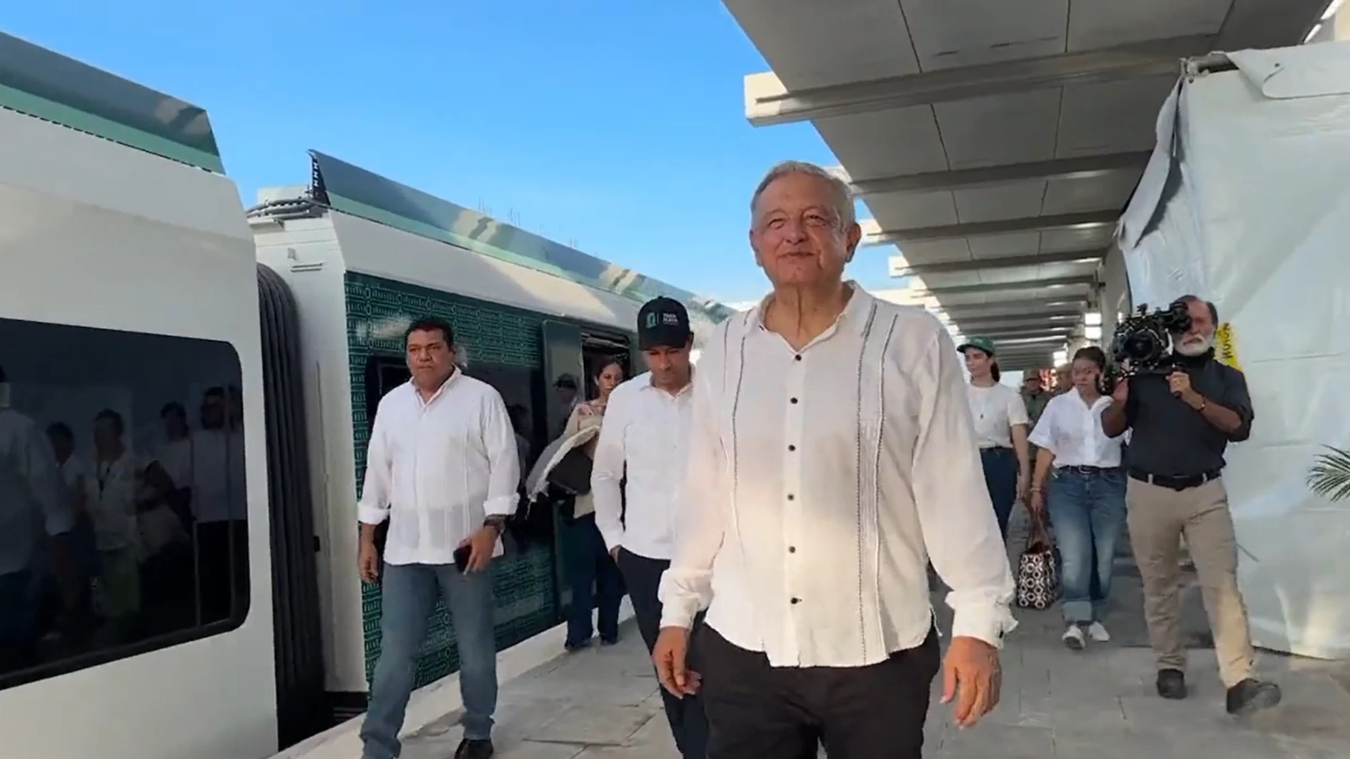 El presidente mexicano, Andrés Manuel López Obrador, junto al Tren Maya
