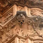 Rana sobre una calavera en la fachada de la Universidad de Salamanca