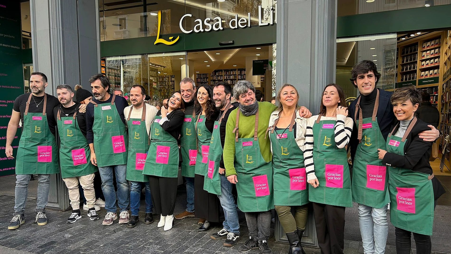 Un año más la editorial Planeta reúne a autores de la División Editorial del Grupo Planeta para que ejerzan de libreros por un día y fomentar de este modo la lectura en la Casa del Libro de la Gran Vía de Madrid. Firman los escritores Sonsoles Onega, Alfonso Goizueta, Megan Maxwell, Carmen Mola.