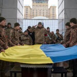 Guardias de honor saludan al soldado ucraniano Andrii Trachuk durante su funeral en la plaza de la Independencia de Kyiv