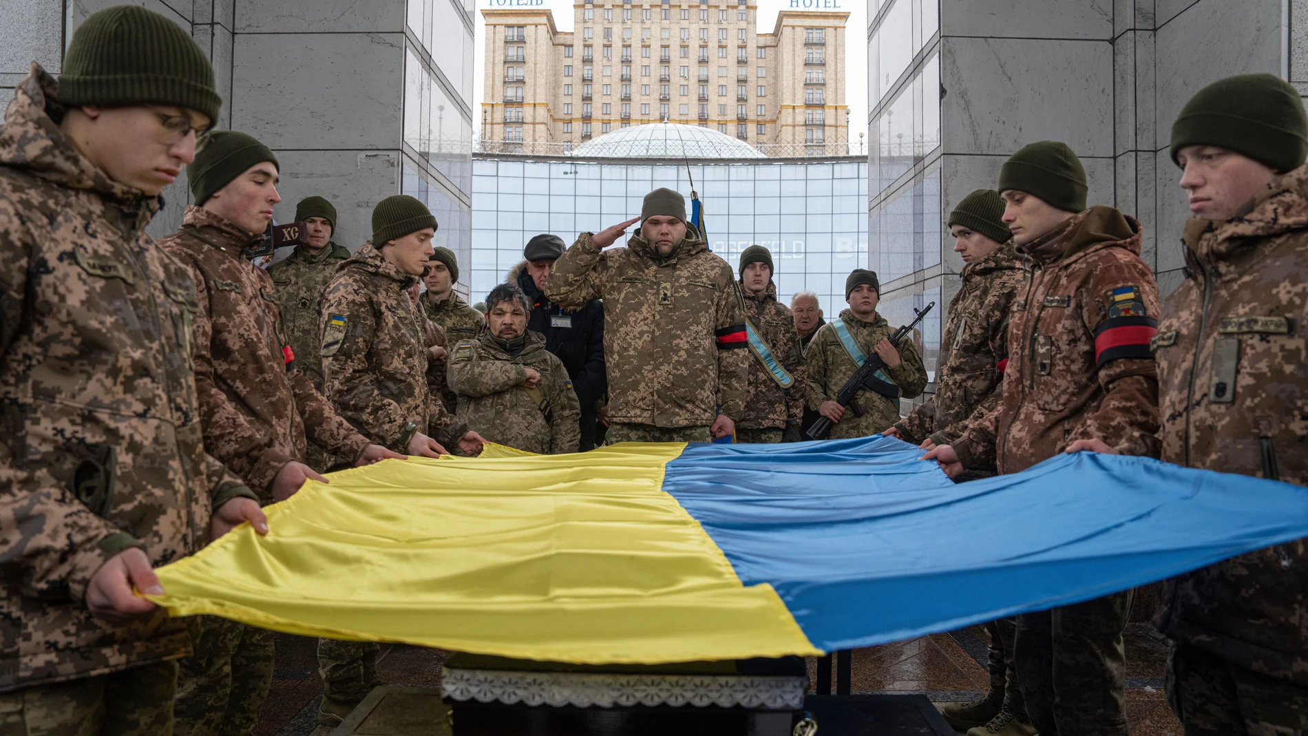 Guardias de honor saludan al soldado ucraniano Andrii Trachuk durante su funeral en la plaza de la Independencia de Kyiv