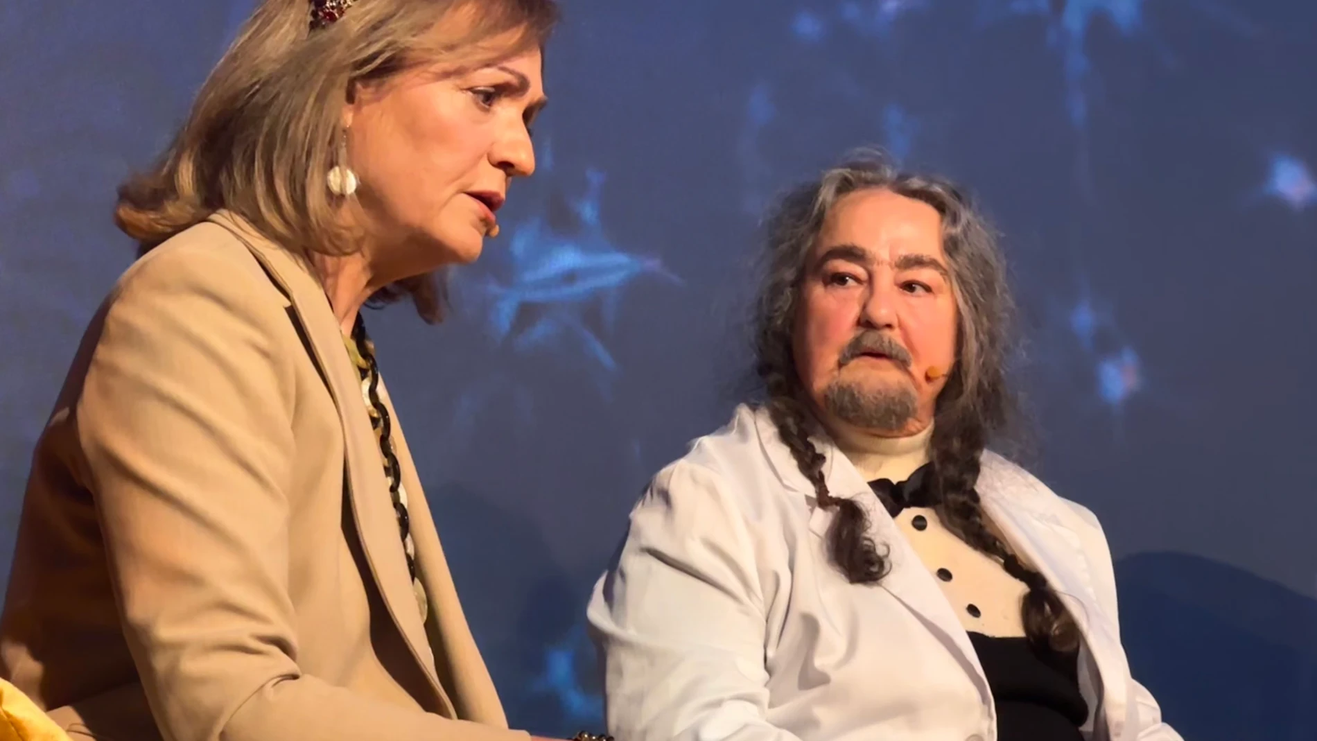 Cristina Morató y la actriz Juana Adueza durante la actuación de la presentación del libro "Reinas de leyenda"