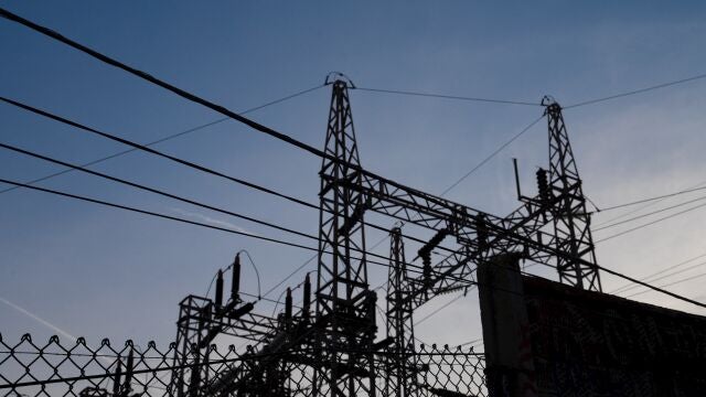 Economía/Energía.- El precio de la luz sube este lunes un 28%, hasta los 97,9 euros/MWh