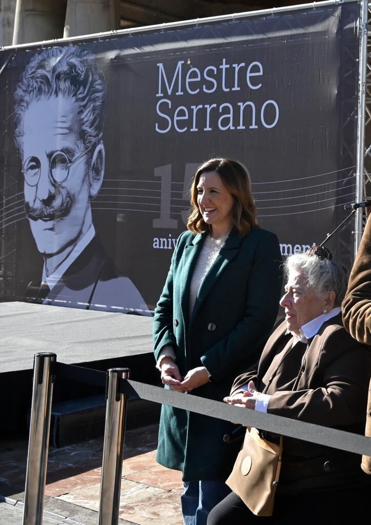 La nieta del Maestro, Isaura Navarrete Serrano, junto a la alcaldesa de Valencia