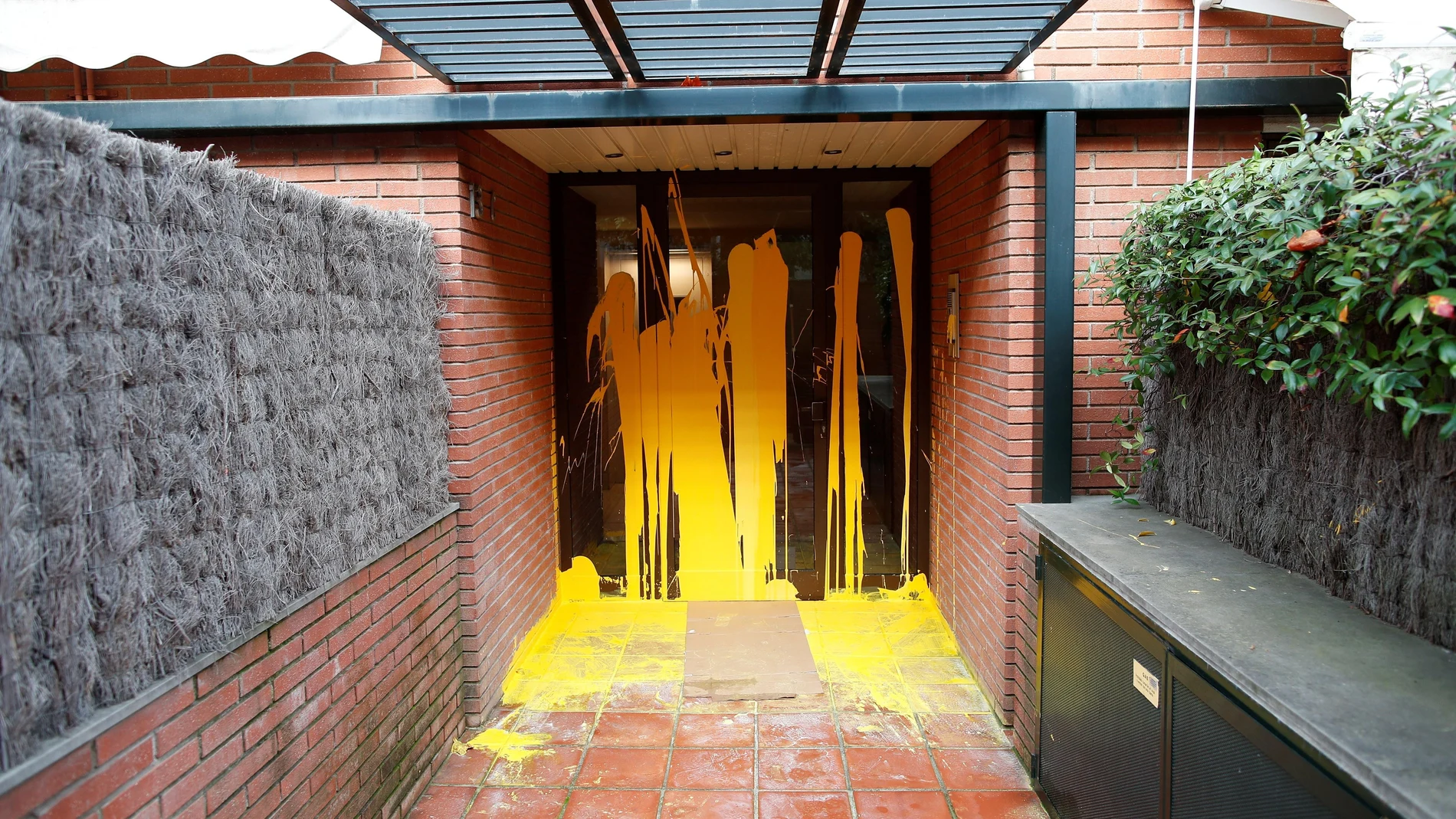  La organización juvenil de la Esquerra Independentista, Arran, pintó, en 2018, de amarillo la entrada de la vivienda que el juez del Tribunal Supremo Pablo Llarena tiene en Sant Cugat del Vallés (Barcelona)