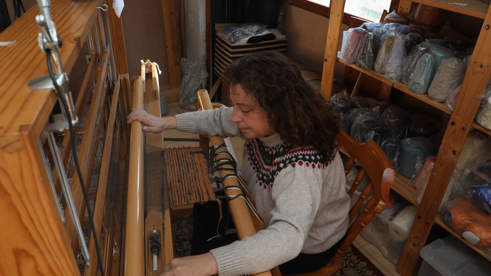 Telas artesanales realizadas por Luisa Guardo en su taller de Santa Cecilia del Alcor, en la imagen tejiendo